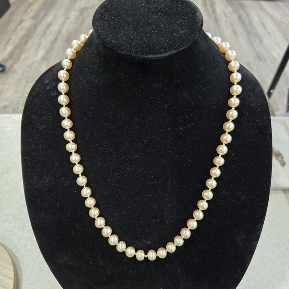 🐢 Vintage Givenchy Hand Knotted Real Pearls - COMES WITH VELVET VINTAGE CASE! - Picture 16 of 17
